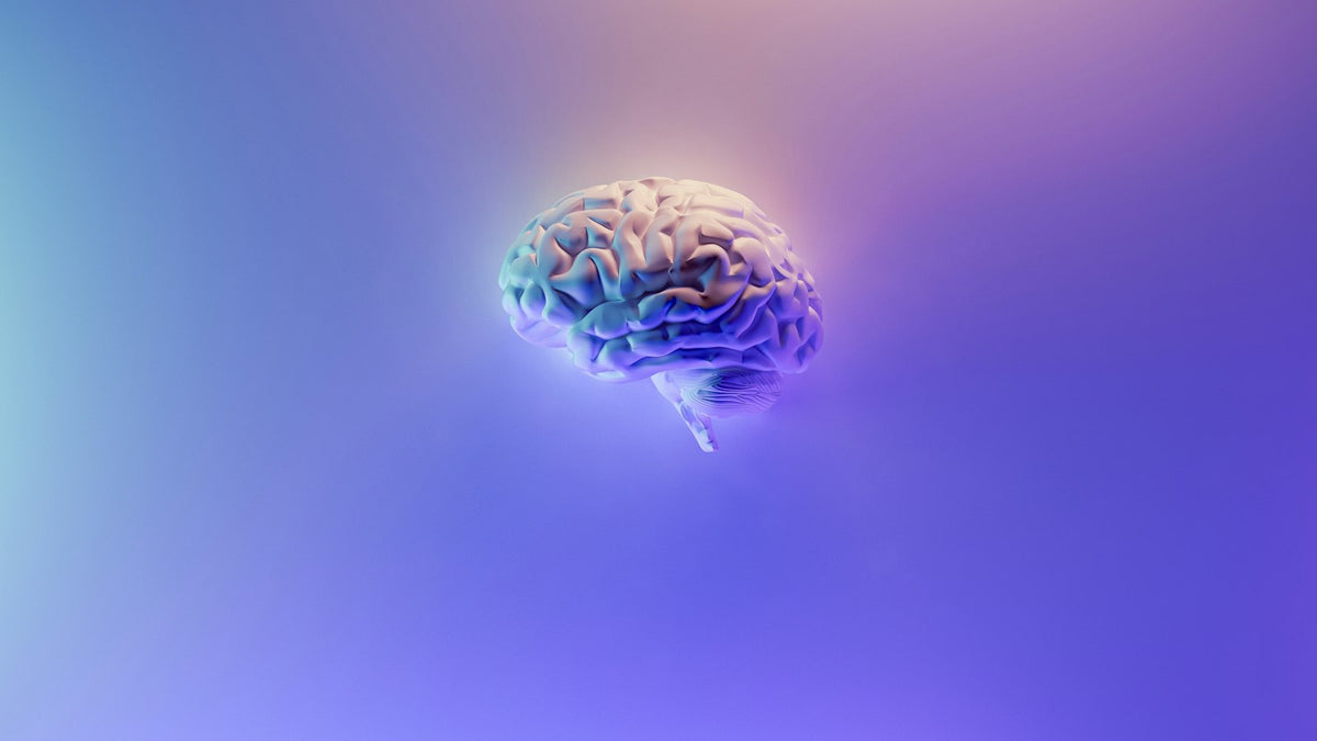 デスクで集中して作業する様子