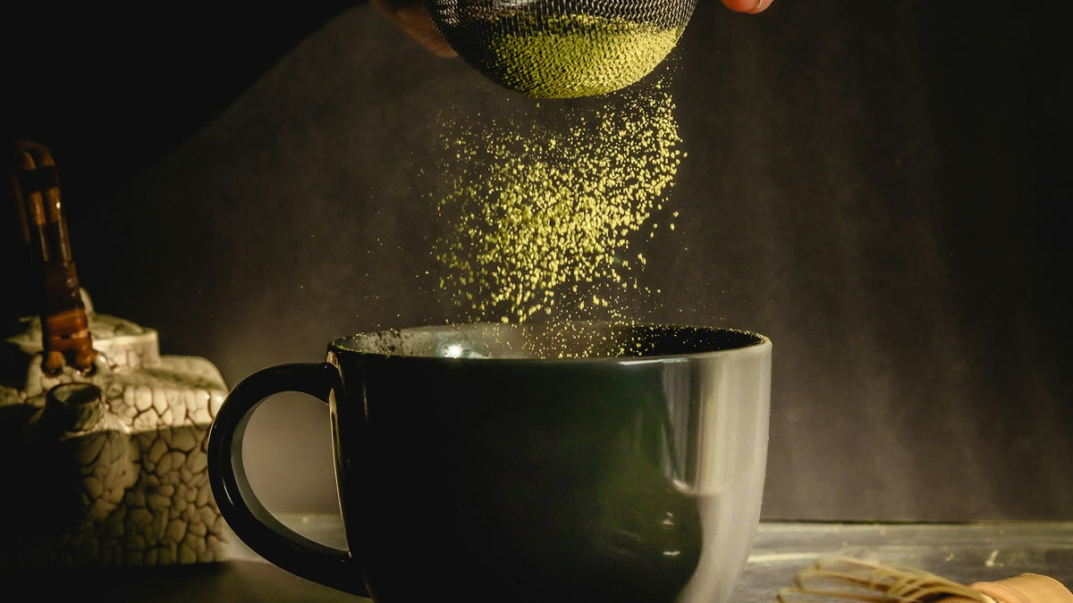 抹茶の粉をふるいにかける手元