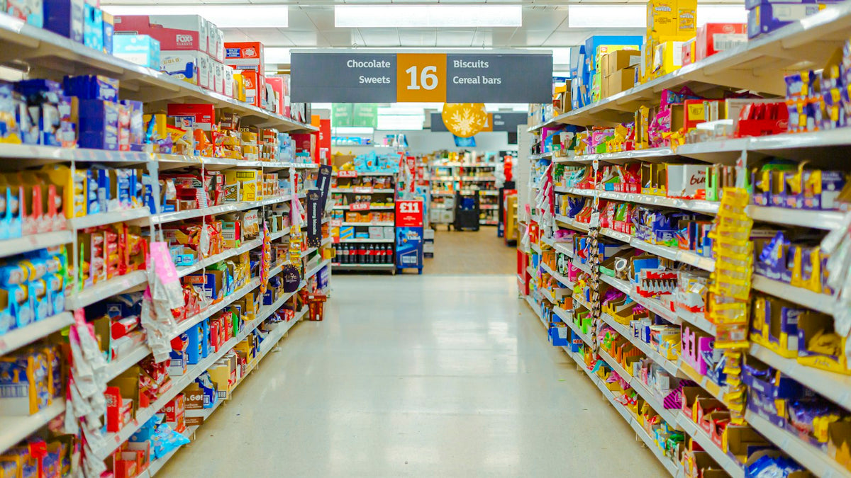 プロテインはどこで買う？ECサイト・ドラッグストア・専門店・コンビニの特徴を比較