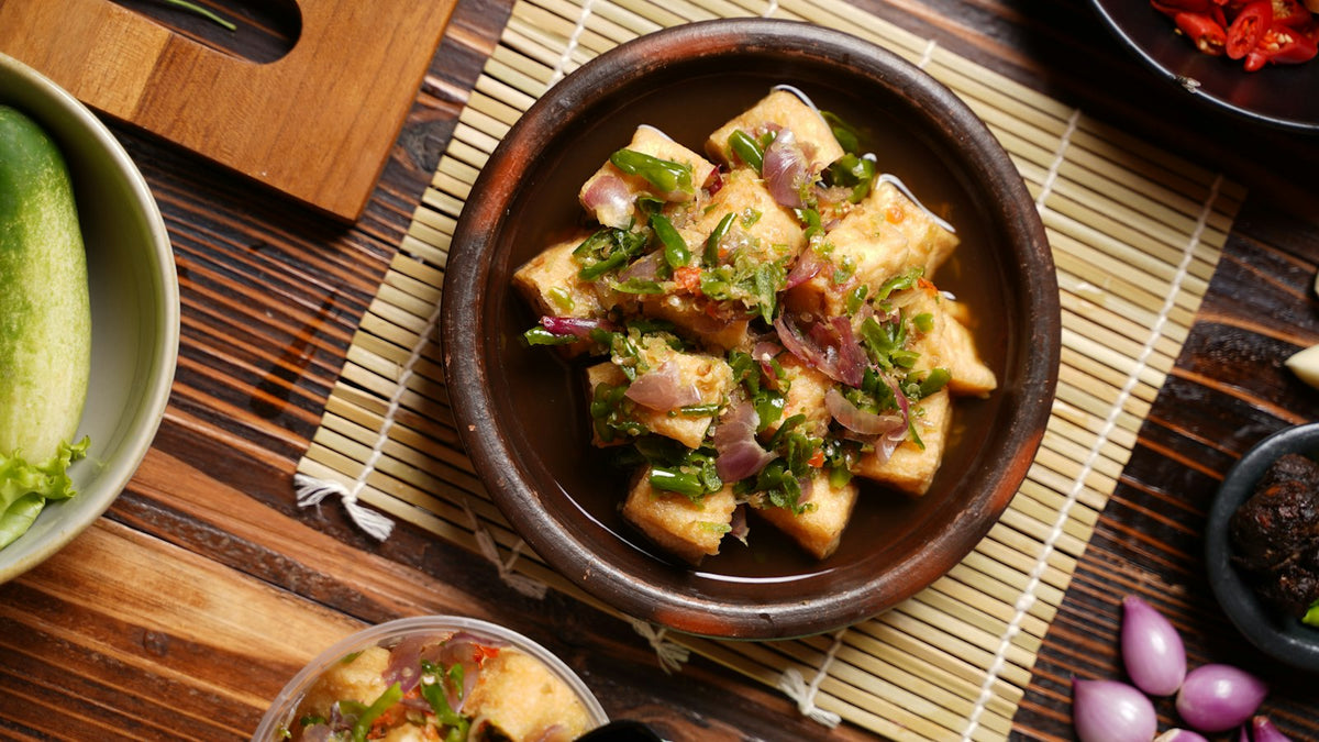 木のテーブルに並んだ野菜料理の器