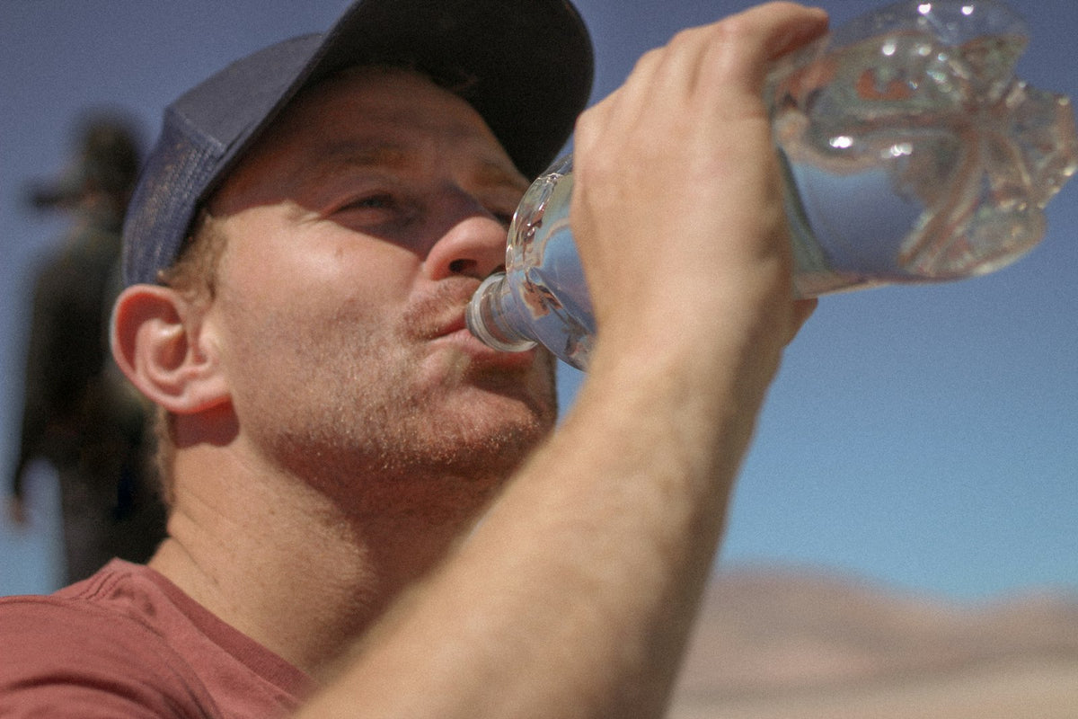 ボトルの水を飲む人