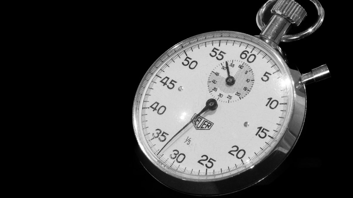 セット間の休憩は何分？9研究のメタ分析、60秒超で筋肥大に小さな有利、90秒超は差なし