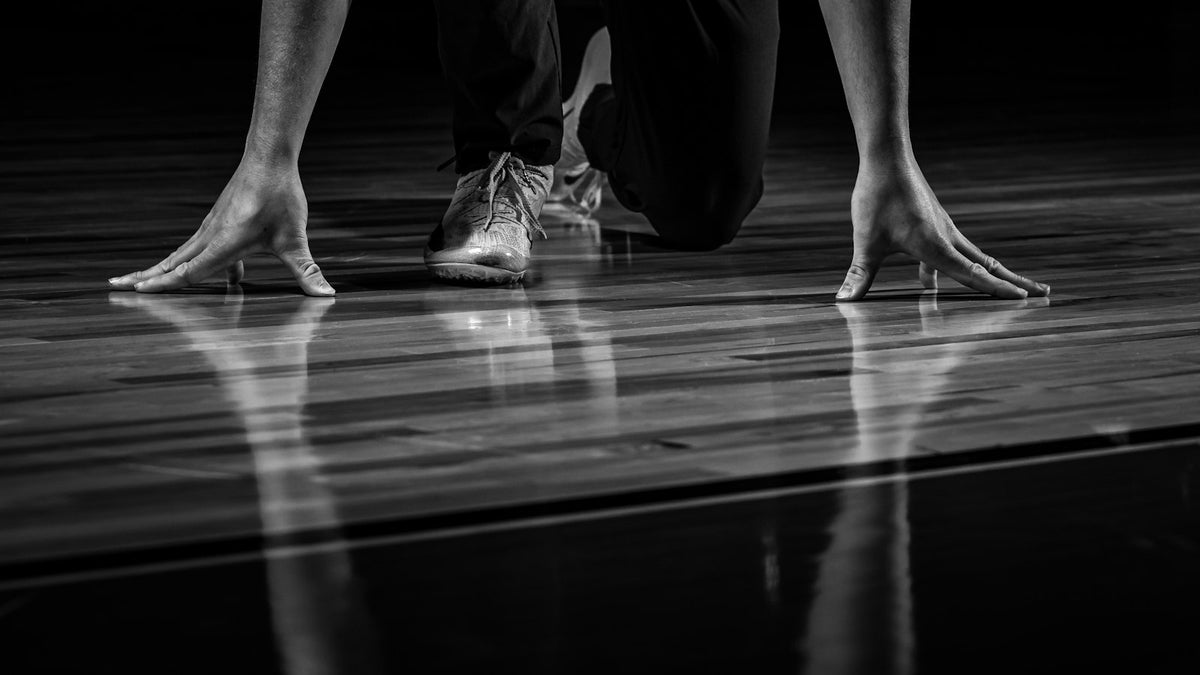 ストレッチをして体を休めるアスリートの様子