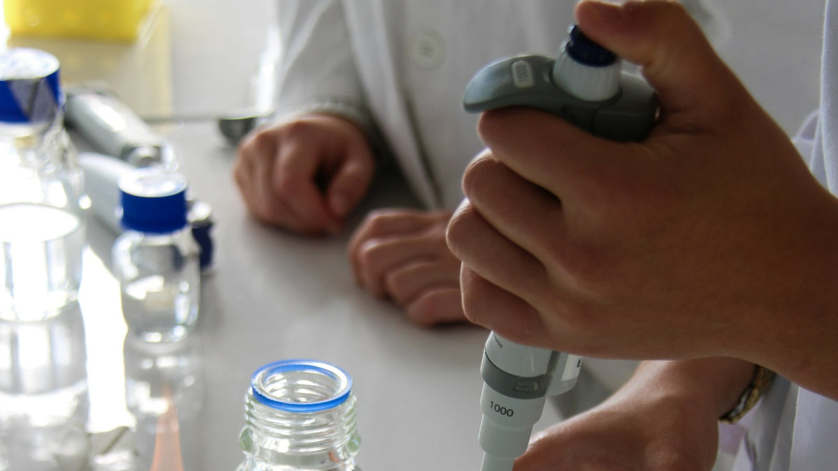 実験器具が並ぶ生化学の研究室