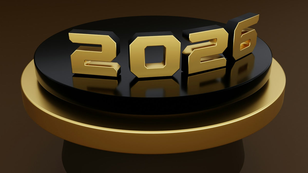 金色の表彰台に置かれた「2026」の文字