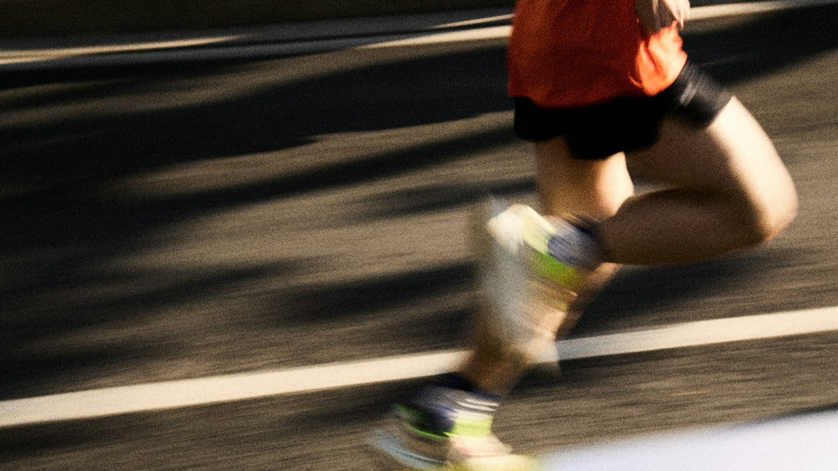 道路を走るランナー