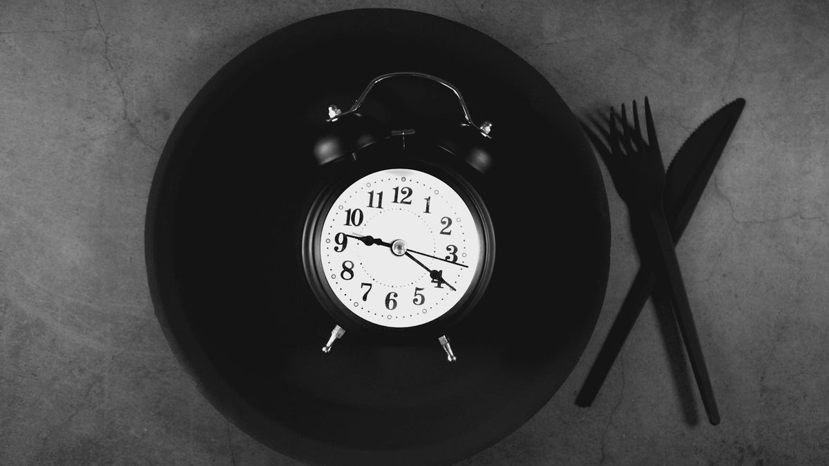 「16時間断食」で筋肉は減るのか。筋トレ経験者8週間の実験では筋力を維持