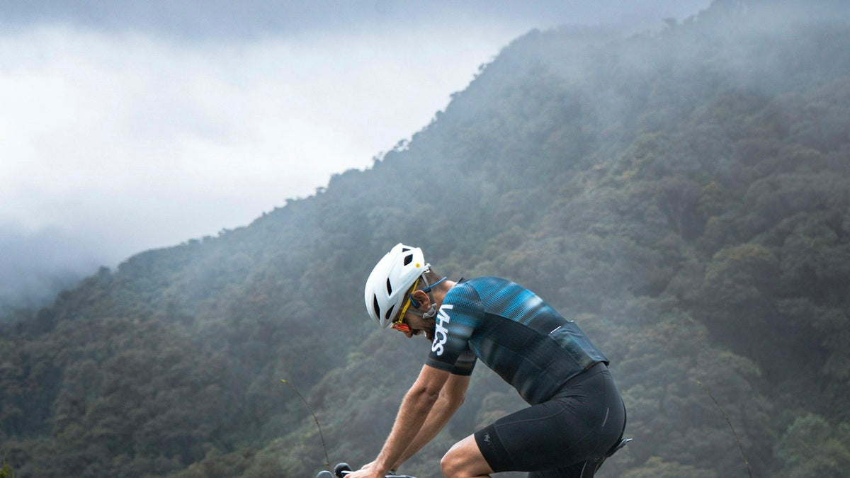 霧の山道をロードバイクで走る人