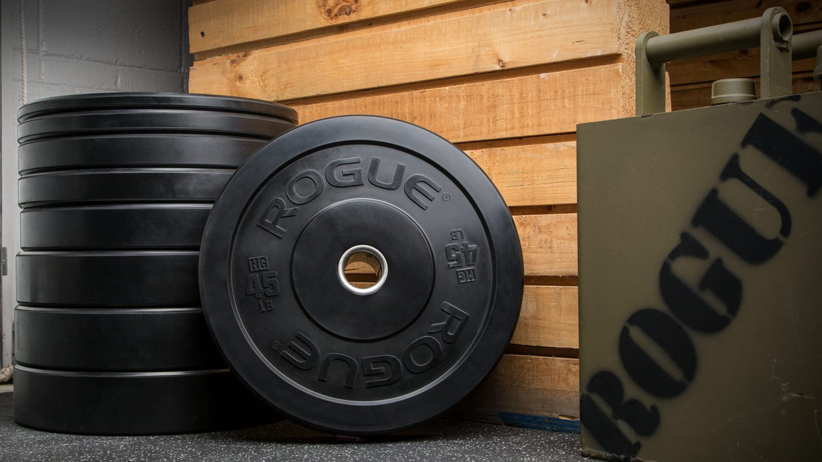 Rogue HG 2.0のバンパープレート。45LBが床に立てかけられ、左に同じプレートが積まれている